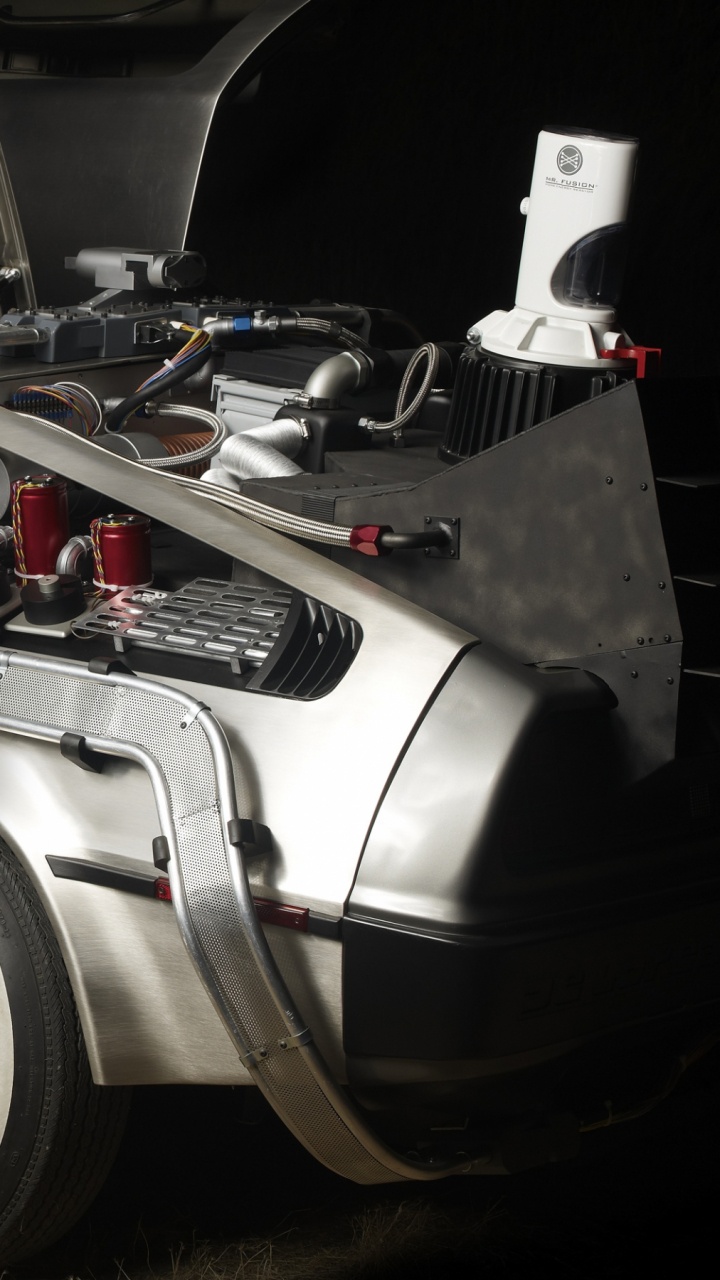 Coche Blanco y Negro en el Campo de Hierba Verde Durante el Día. Wallpaper in 720x1280 Resolution