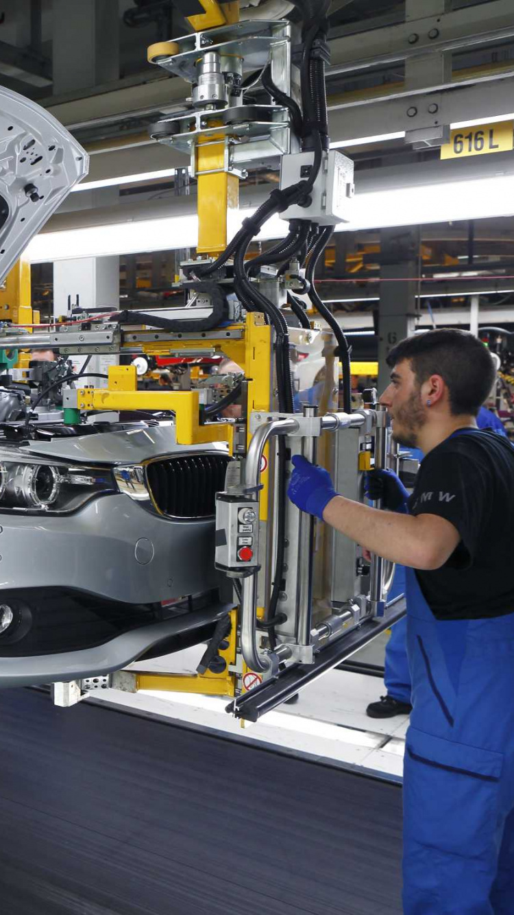 Motocicleta Negra y Plateada en un Estacionamiento. Wallpaper in 750x1334 Resolution