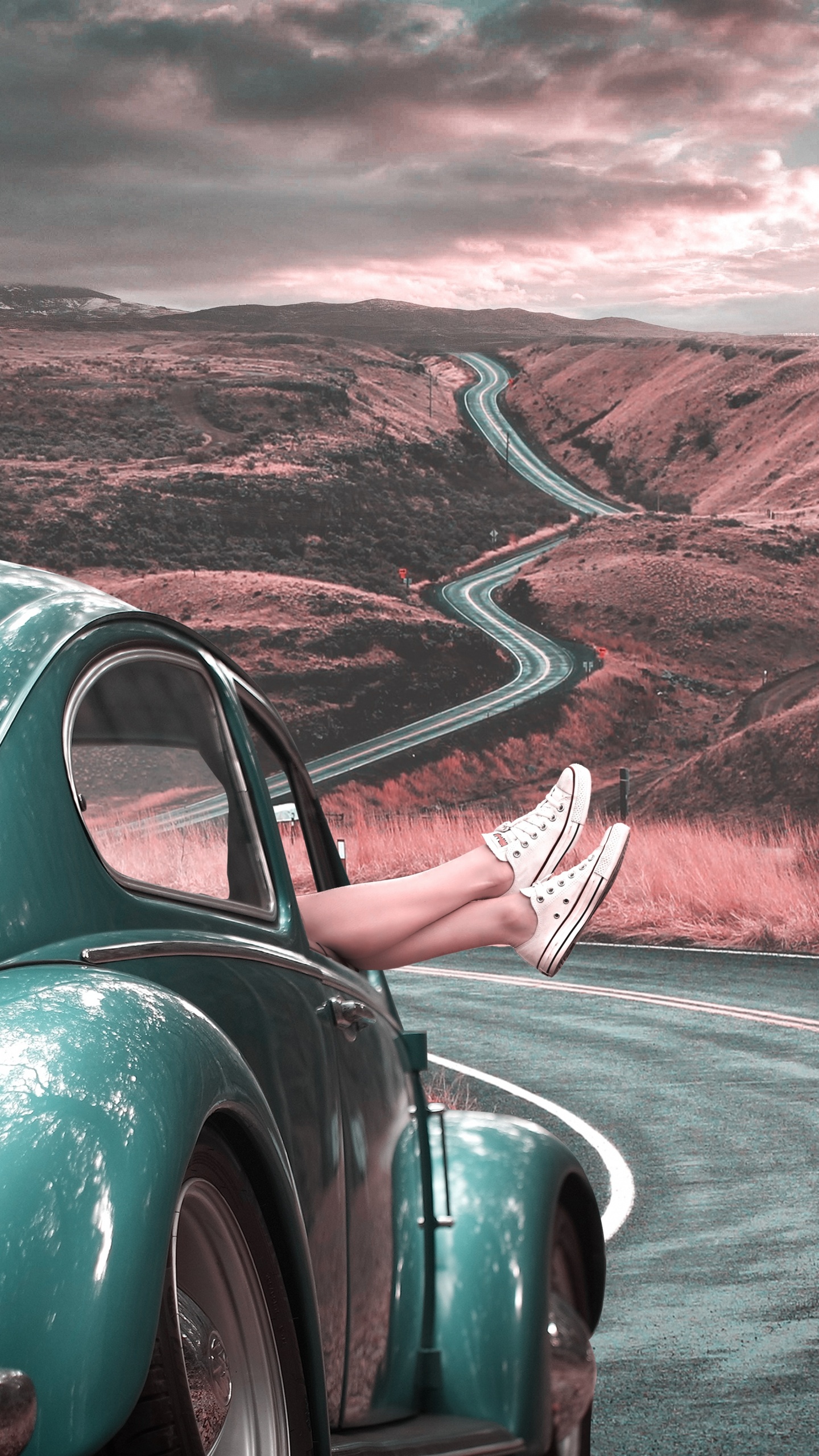 Personne en Baskets Blanches et Roses Debout Sur un Capot de Voiture Noir Pendant la Journée. Wallpaper in 1440x2560 Resolution