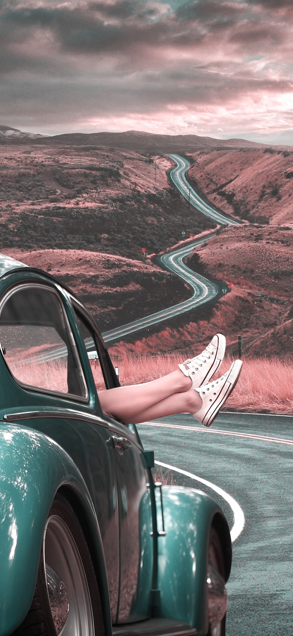 Person in Weißen Und Rosa Turnschuhen, Die Tagsüber Auf Einer Schwarzen Motorhaube Steht. Wallpaper in 1125x2436 Resolution