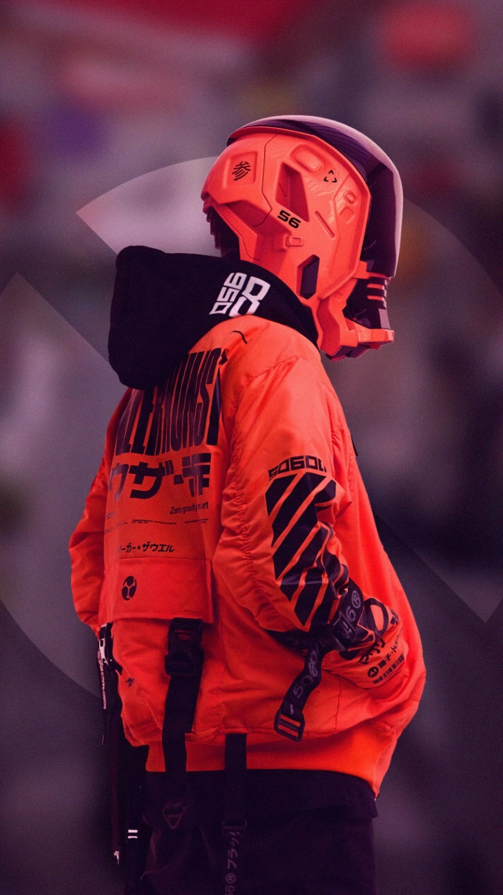 Mann in Orange-schwarzer Jacke Mit Orangefarbenem Helm. Wallpaper in 720x1280 Resolution
