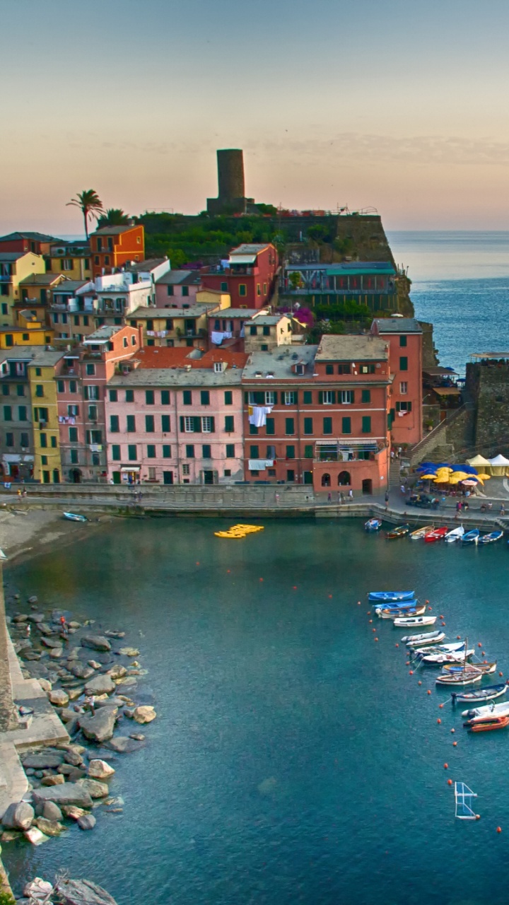 Vista Aérea de Los Edificios de la Ciudad Cerca Del Cuerpo de Agua Durante el Día.. Wallpaper in 720x1280 Resolution