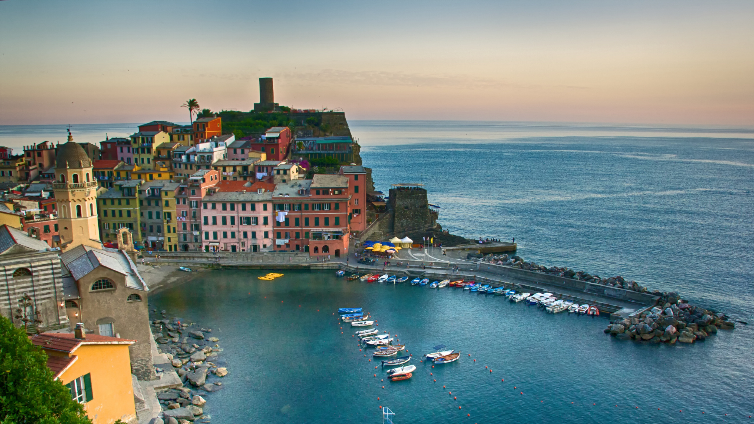 Luftaufnahme Von Stadtgebäuden in Der Nähe Von Gewässern Tagsüber. Wallpaper in 2560x1440 Resolution