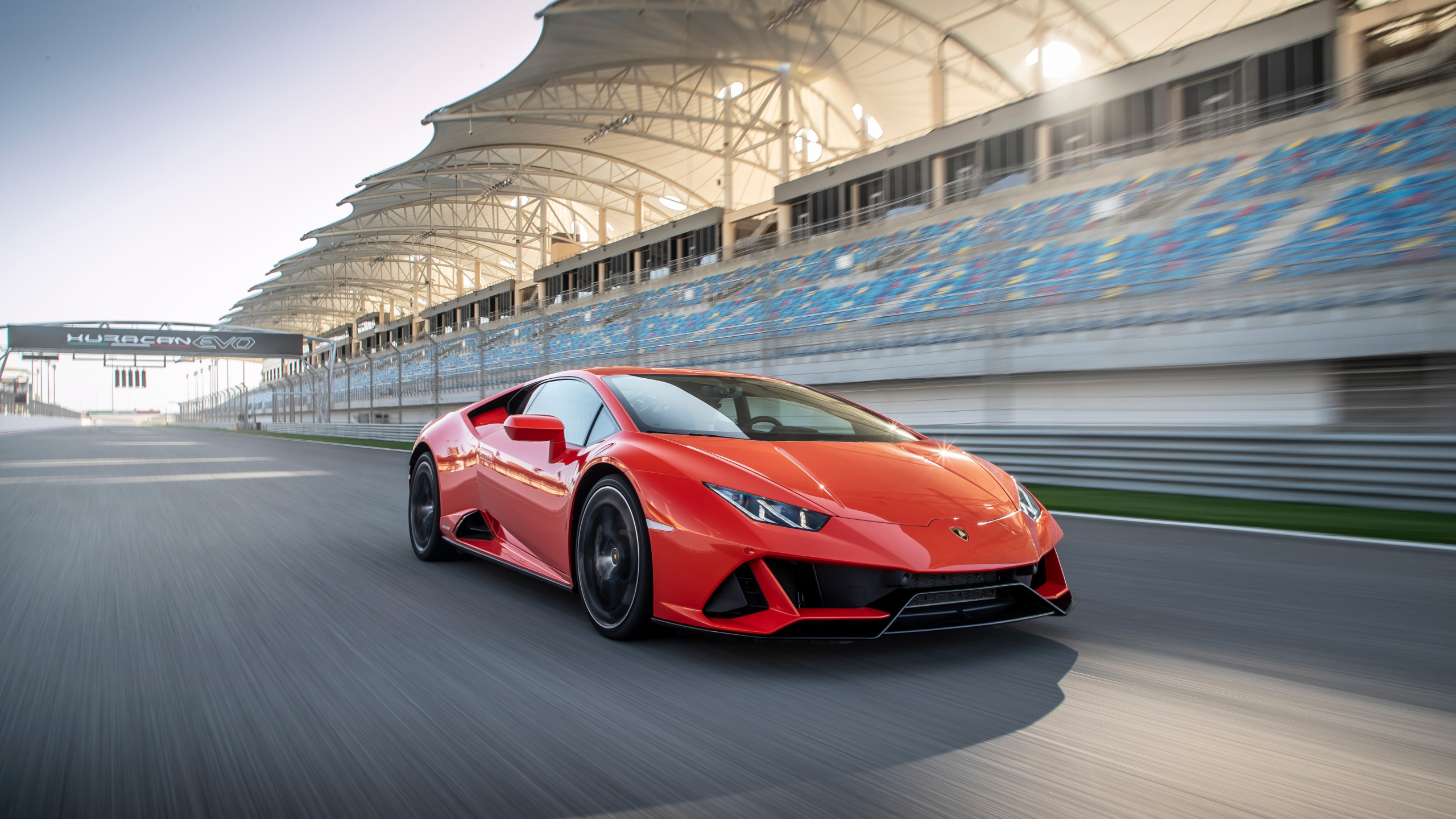 Roter Ferrari 458 Italia Unterwegs. Wallpaper in 2560x1440 Resolution