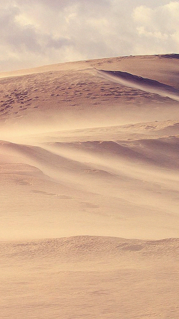 Tagsüber Weißer Sand Unter Blauem Himmel. Wallpaper in 720x1280 Resolution