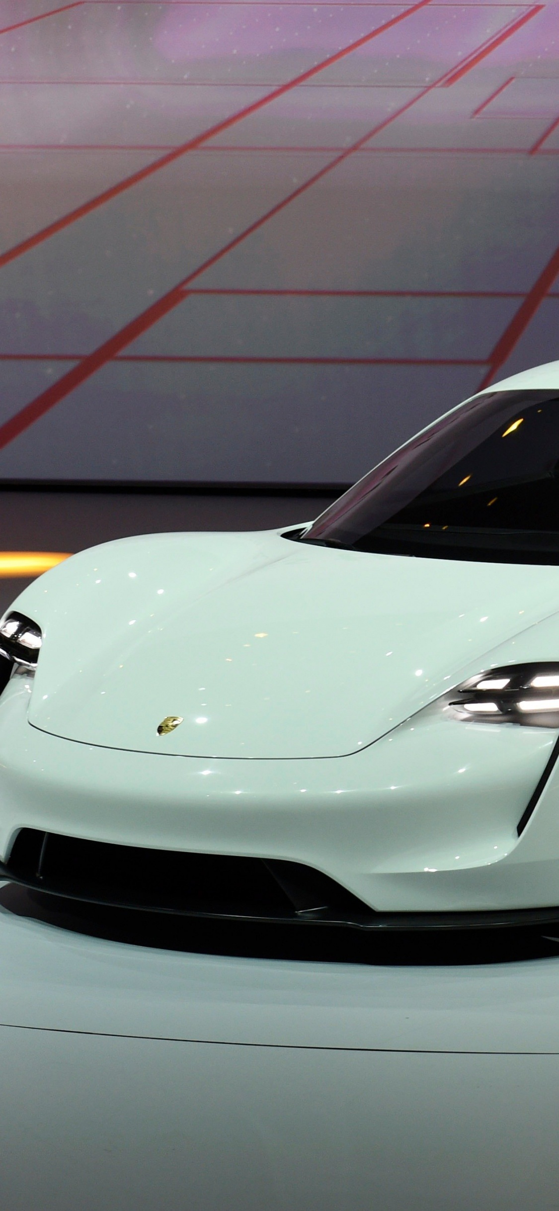 Weißer Porsche 911 Auf Weißem Und Rotem Boden. Wallpaper in 1125x2436 Resolution