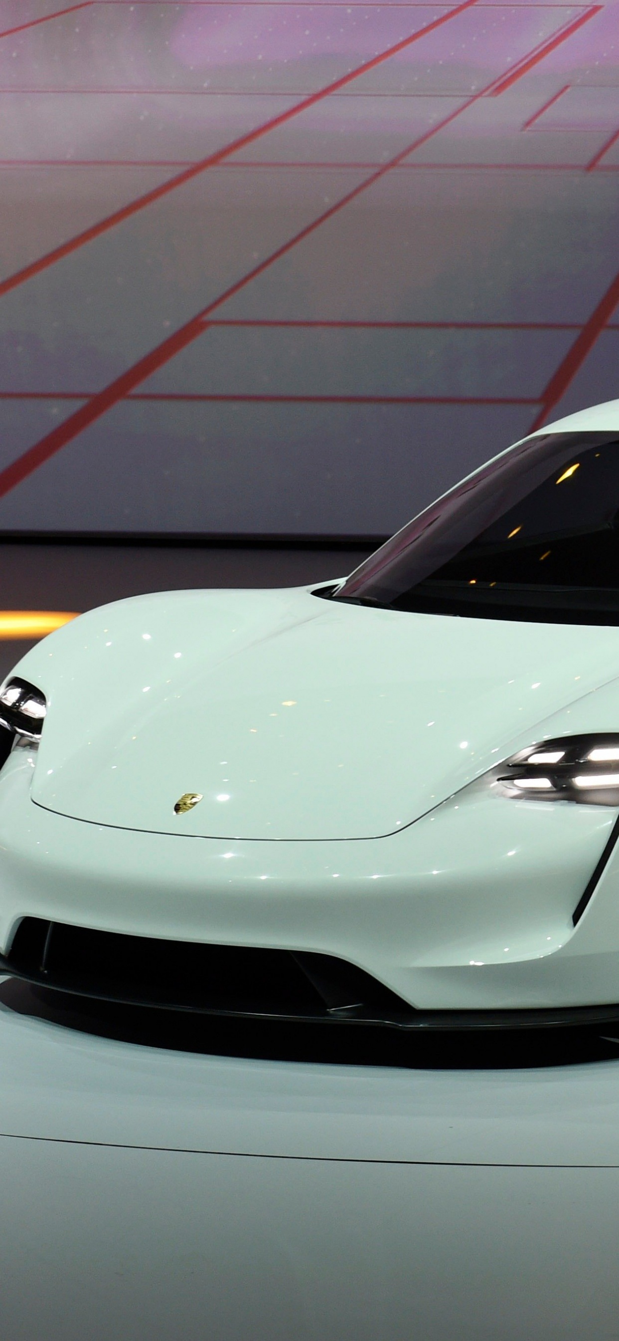 Weißer Porsche 911 Auf Weißem Und Rotem Boden. Wallpaper in 1242x2688 Resolution