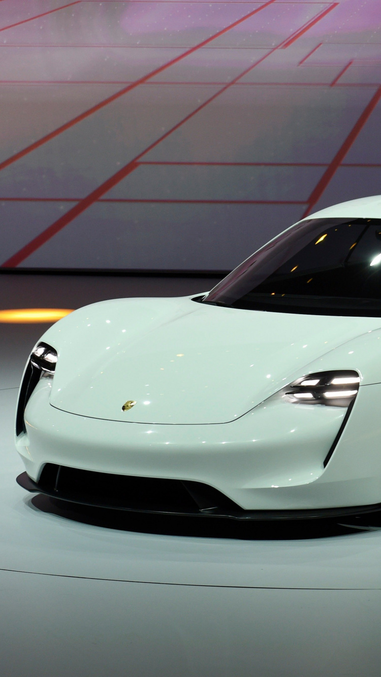 Weißer Porsche 911 Auf Weißem Und Rotem Boden. Wallpaper in 750x1334 Resolution