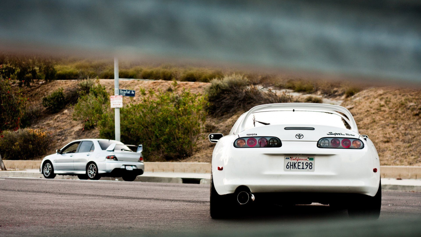 Porsche 911 Blanche Sur Route Pendant la Journée. Wallpaper in 1366x768 Resolution