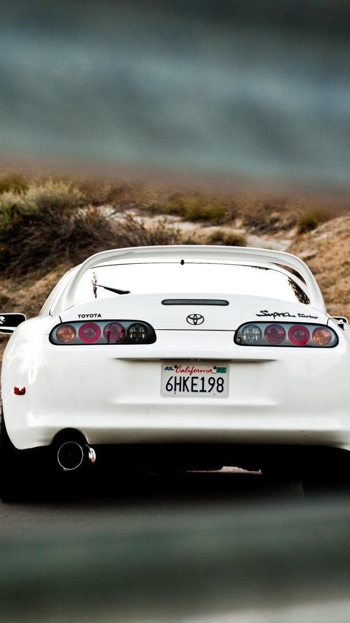 Porsche 911 Blanche Sur Route Pendant la Journée. Wallpaper in 720x1280 Resolution
