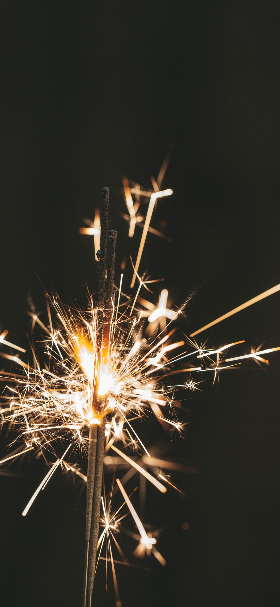 Weiße Und Gelbe Feuerwerkskörper. Wallpaper in 1125x2436 Resolution