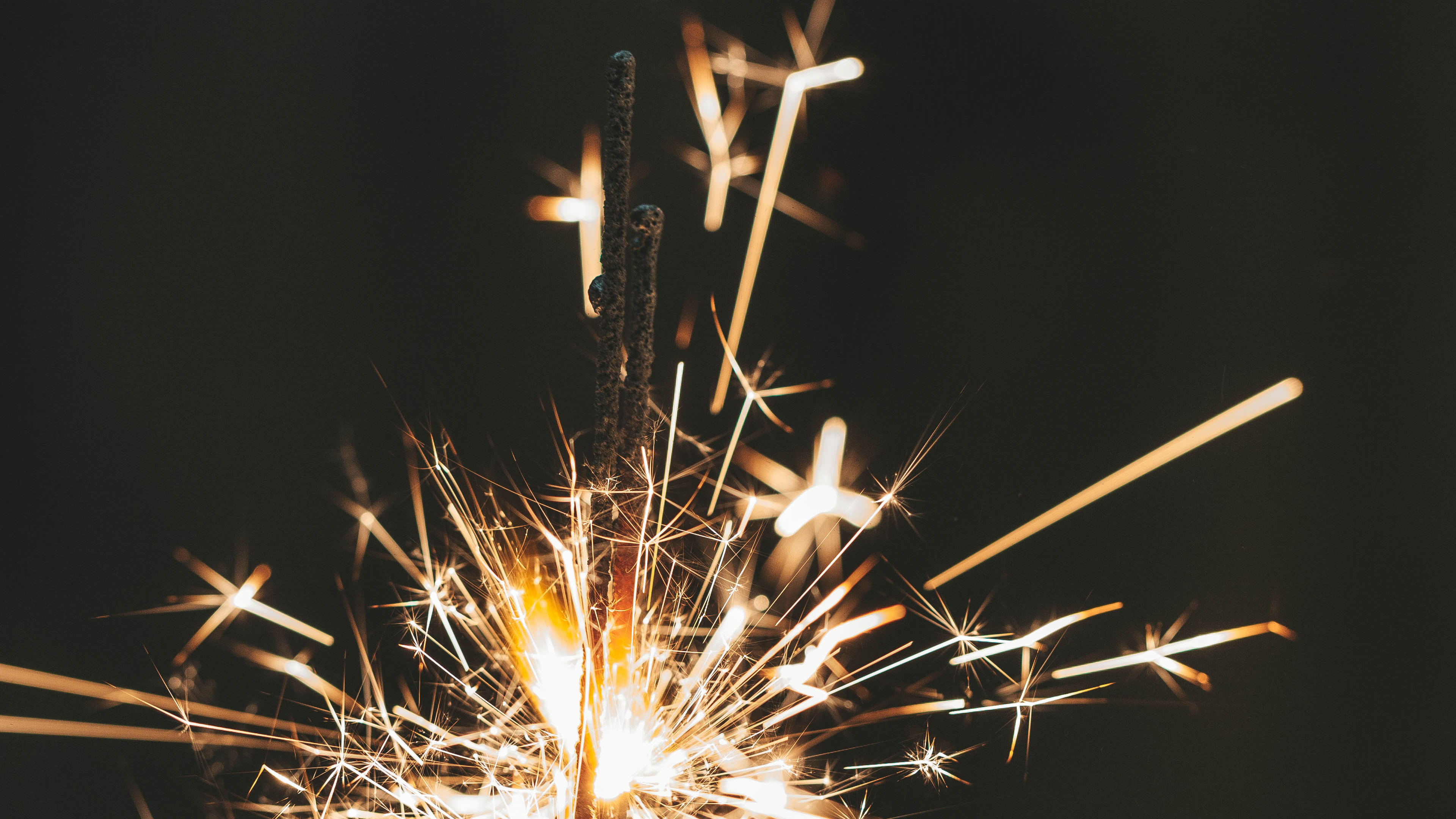White and Yellow Fire Crackers. Wallpaper in 3840x2160 Resolution