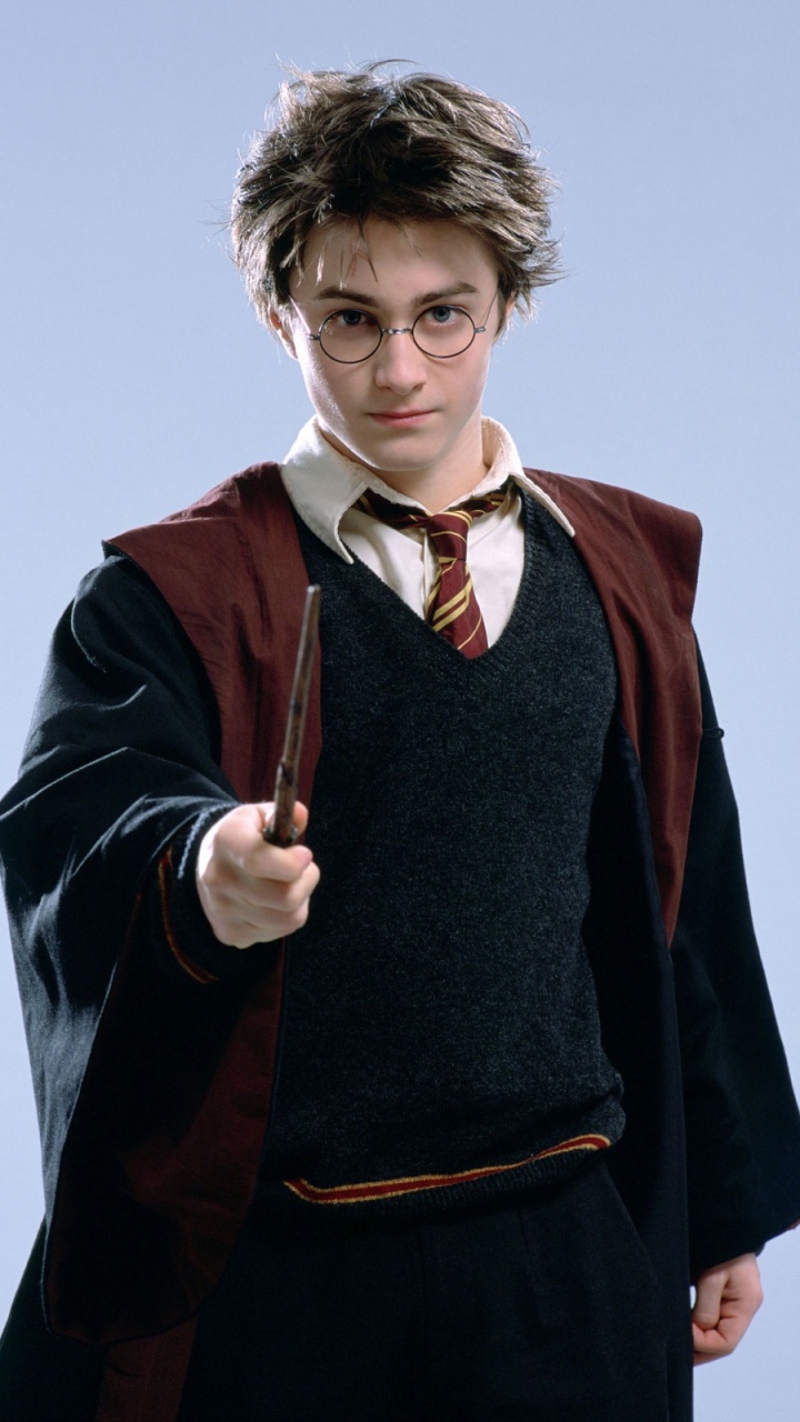 Mann im Schwarz-roten Mantel. Wallpaper in 720x1280 Resolution