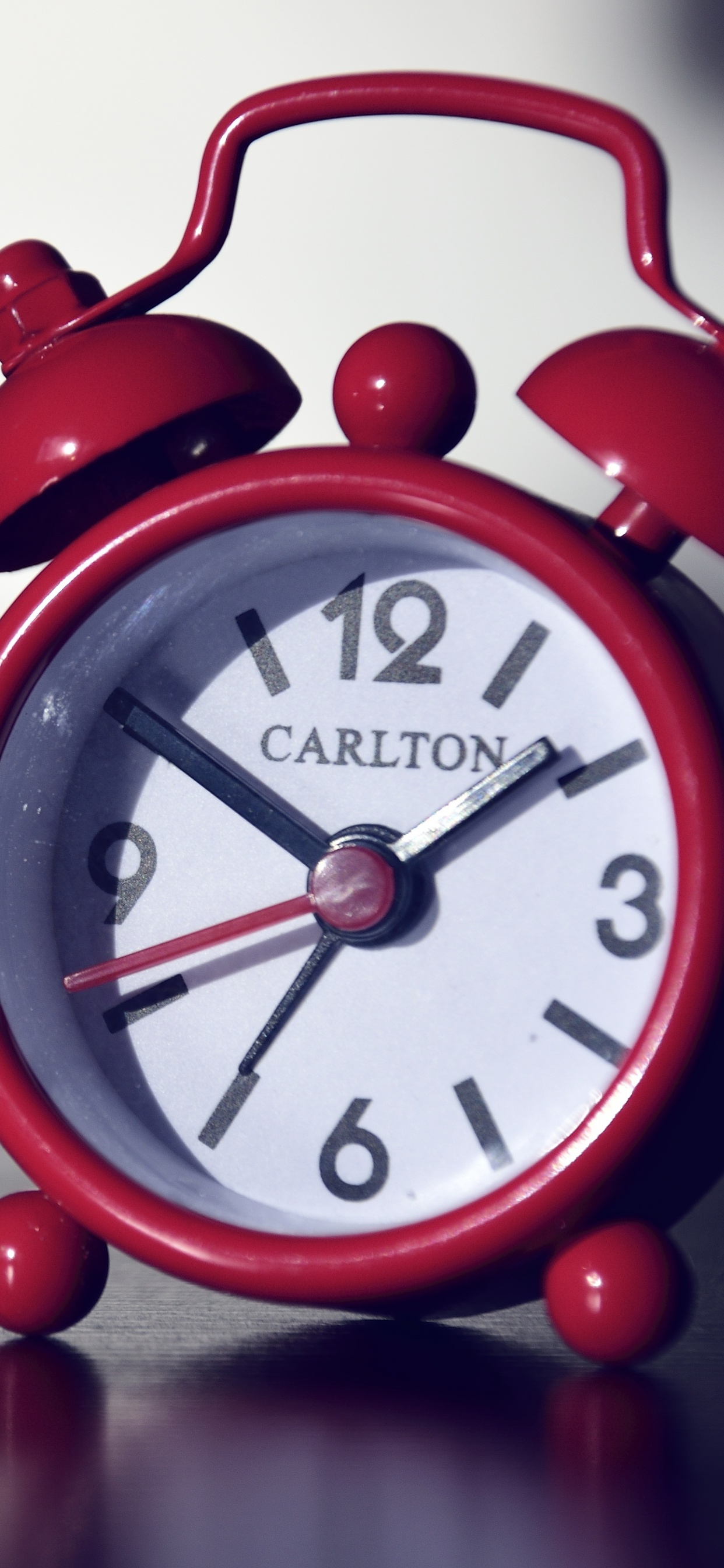 Roter Wecker Bei 10 10. Wallpaper in 1242x2688 Resolution