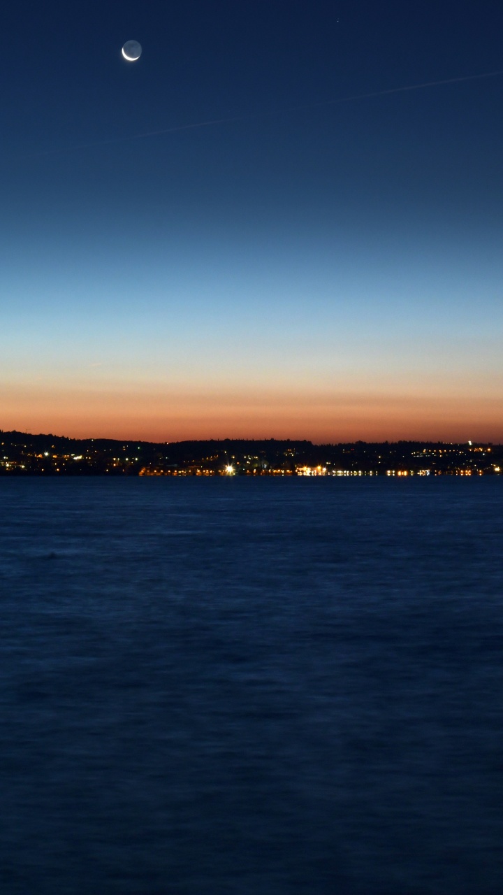 Gewässer in Der Nähe Des Berges Bei Sonnenuntergang. Wallpaper in 720x1280 Resolution