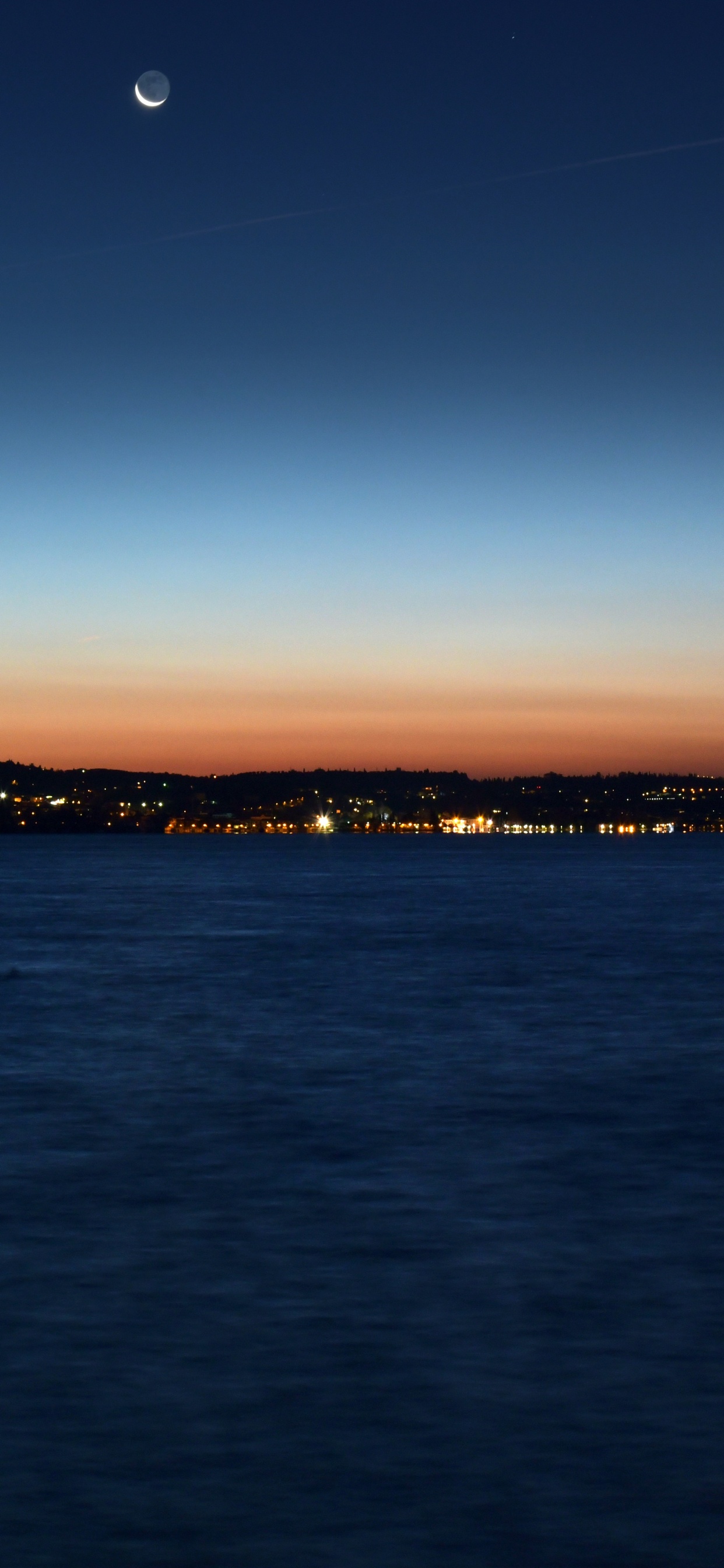 Plan D'eau Près de la Montagne au Coucher du Soleil. Wallpaper in 1242x2688 Resolution