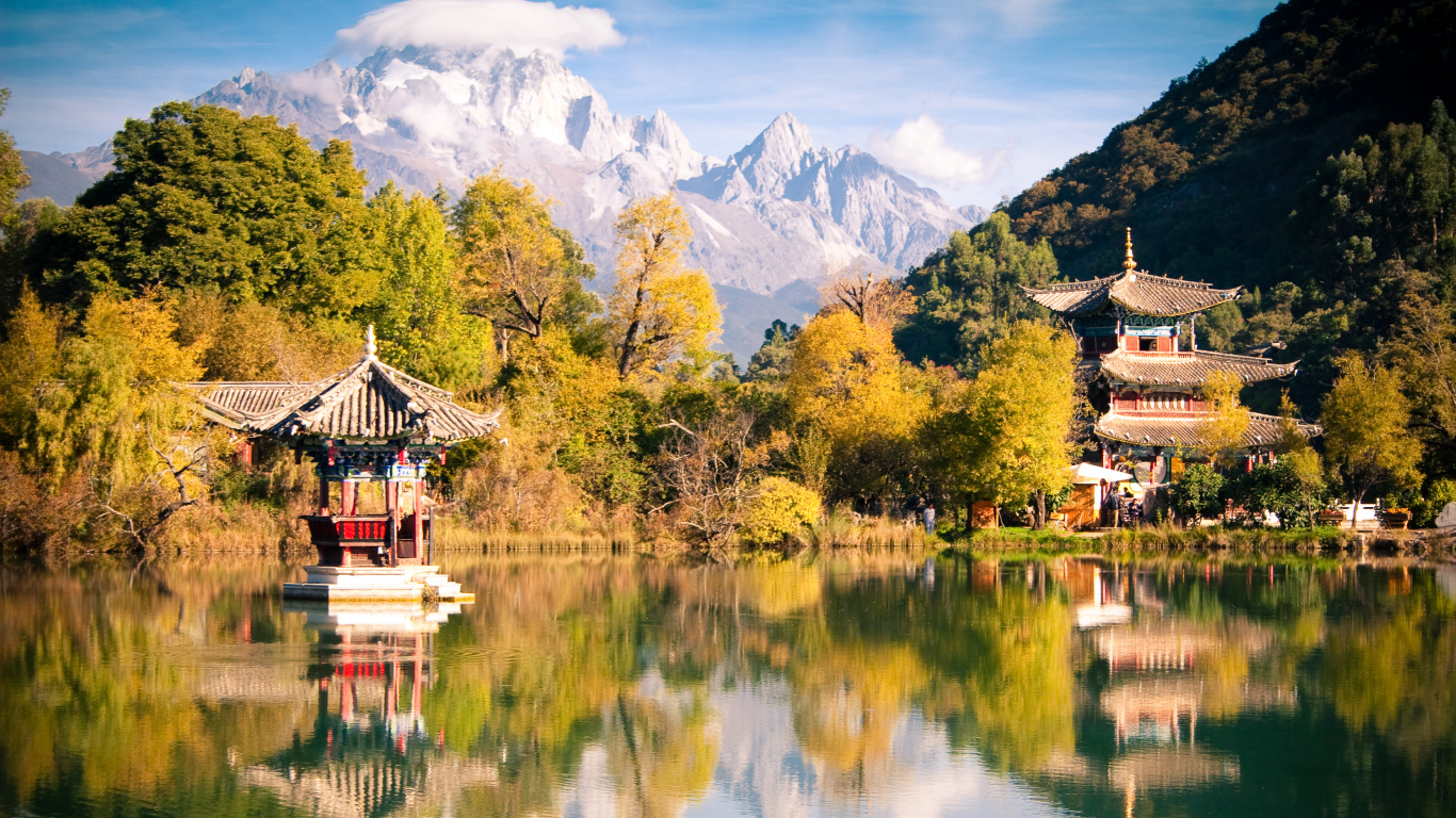 Brown and White House Near Lake and Green Trees During Daytime. Wallpaper in 1366x768 Resolution