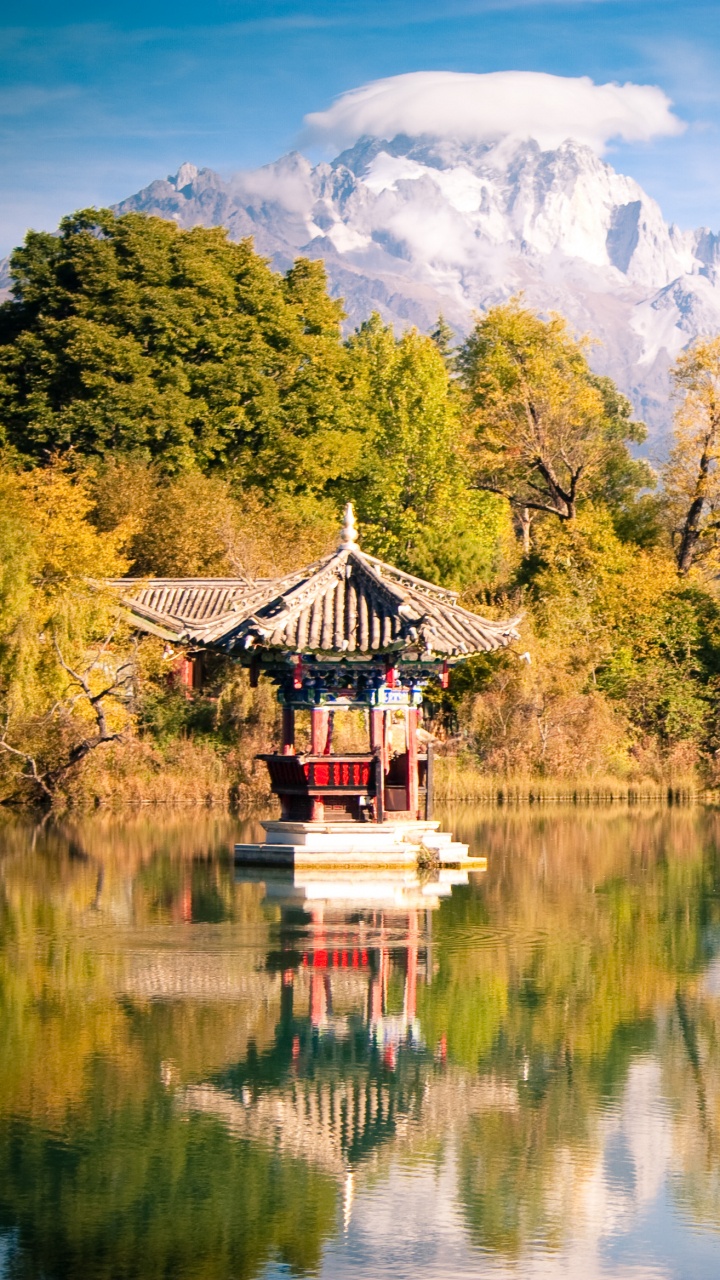 Brown and White House Near Lake and Green Trees During Daytime. Wallpaper in 720x1280 Resolution