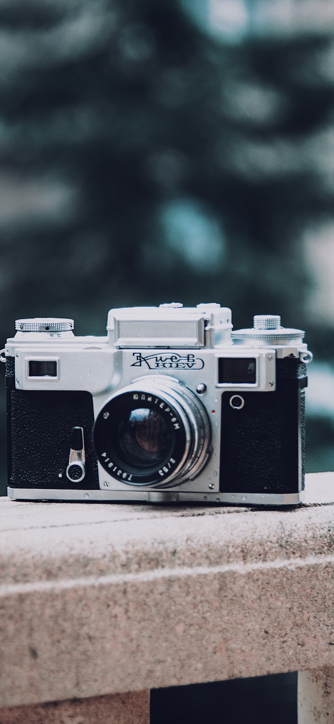 Schwarz-silberne Kamera Auf Grauer Betonoberfläche. Wallpaper in 1125x2436 Resolution