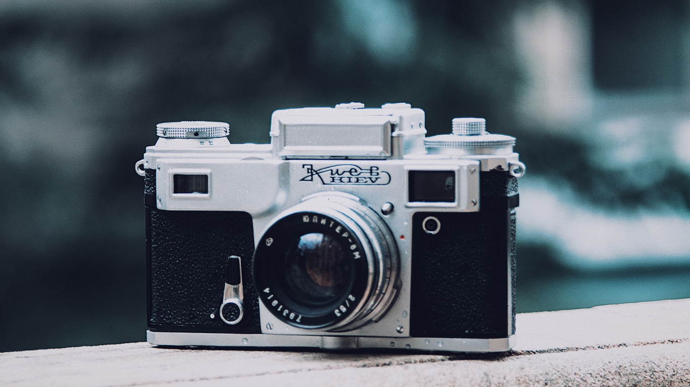 Schwarz-silberne Kamera Auf Grauer Betonoberfläche. Wallpaper in 1366x768 Resolution