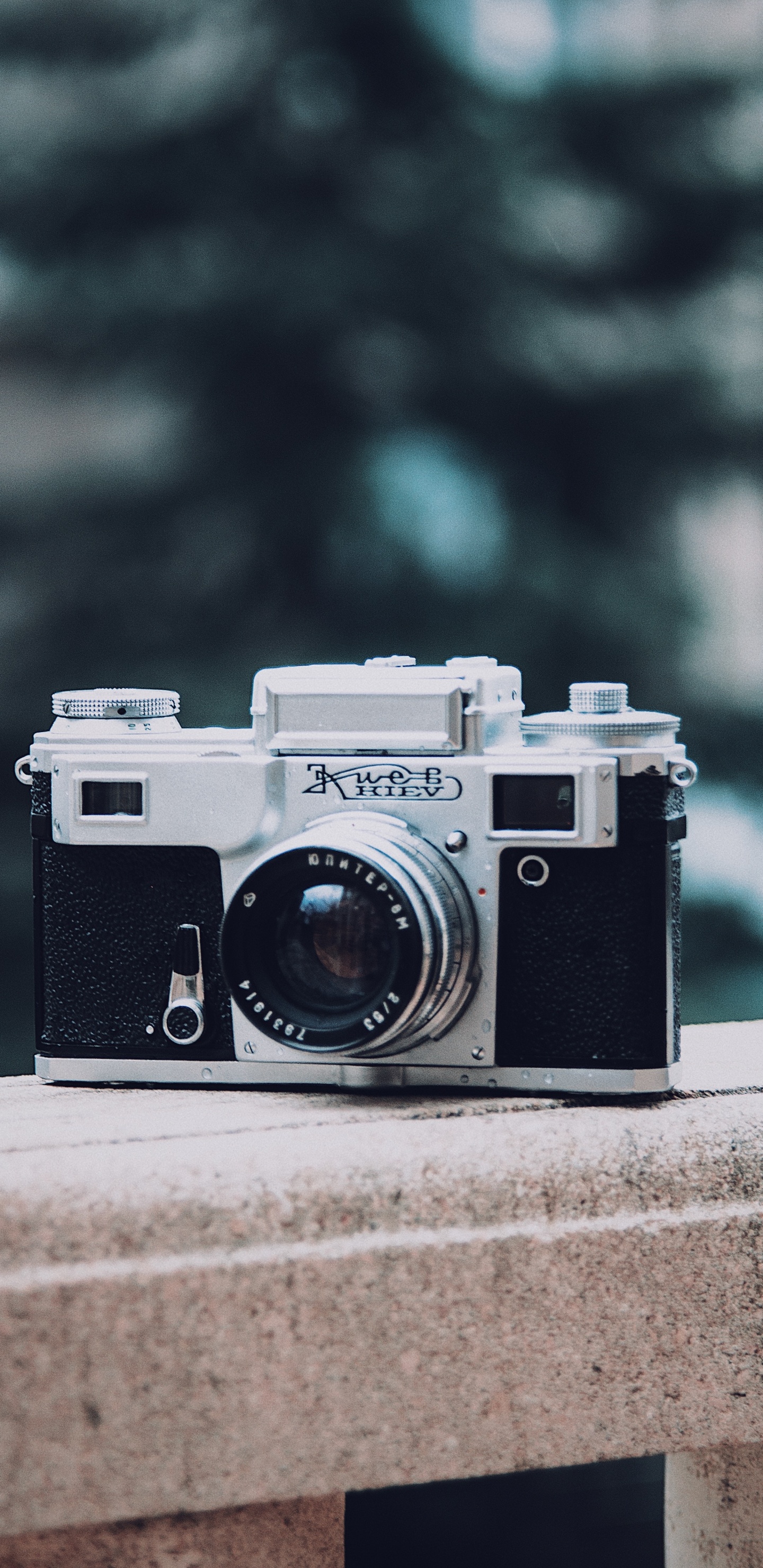 Cámara Negra y Plateada Sobre Superficie de Hormigón Gris. Wallpaper in 1440x2960 Resolution