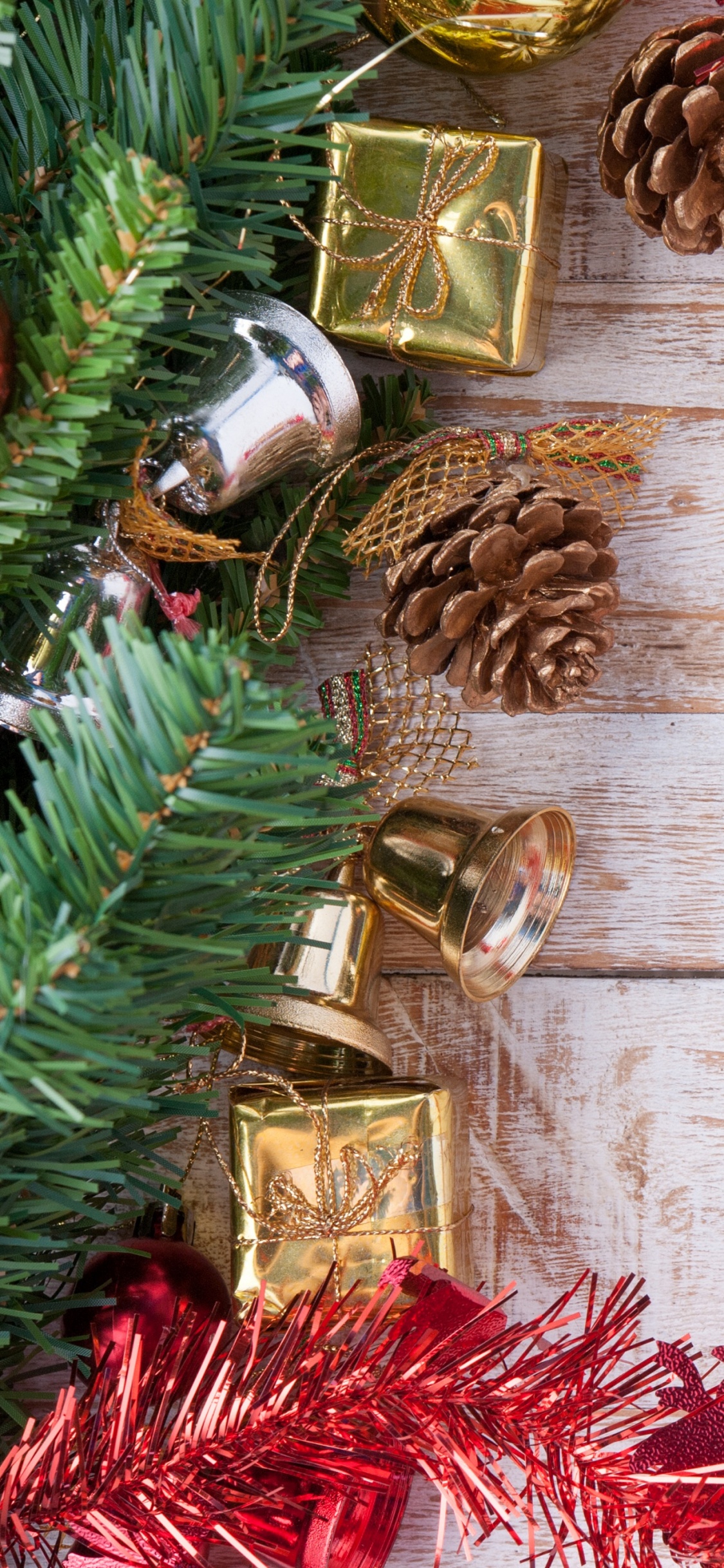 Neujahr, Weihnachten, Weihnachtsdekoration, Christmas Ornament, Baum. Wallpaper in 1125x2436 Resolution