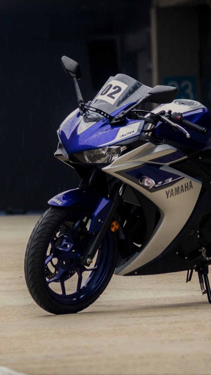 Vélo de Sport Noir et Blanc Sur Une Route en Béton Gris Pendant la Journée. Wallpaper in 720x1280 Resolution