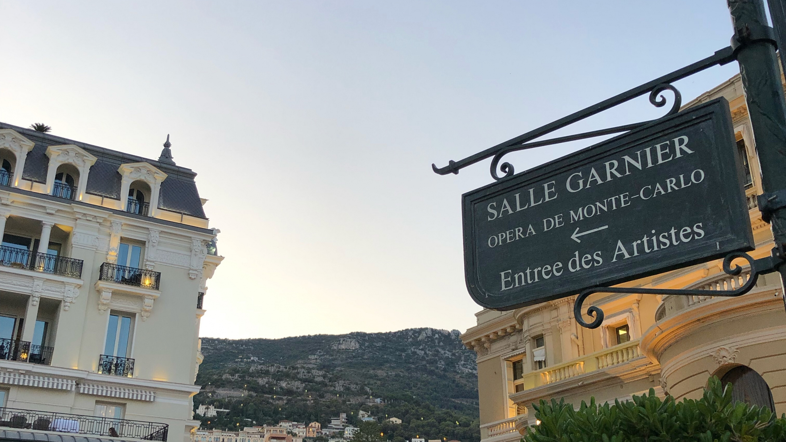 Stadt, Road, Nachbarschaft, Street, Fahrbahn. Wallpaper in 2560x1440 Resolution