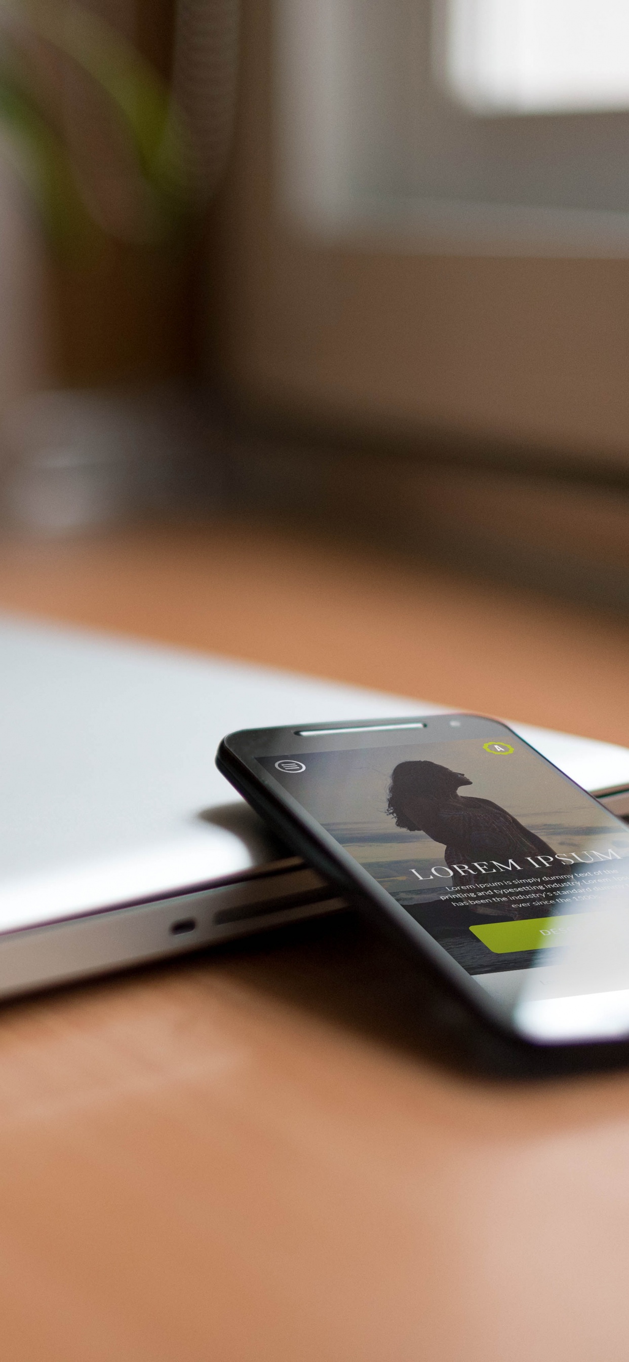 Silbernes MacBook Auf Braunem Holztisch. Wallpaper in 1242x2688 Resolution