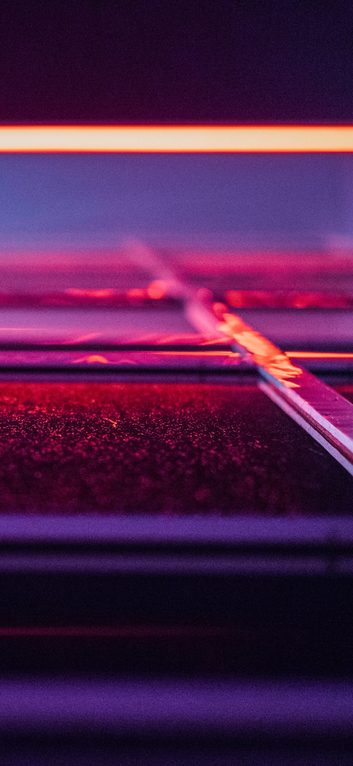 Rot- Und Schwarzlicht im Dunklen Raum. Wallpaper in 1125x2436 Resolution