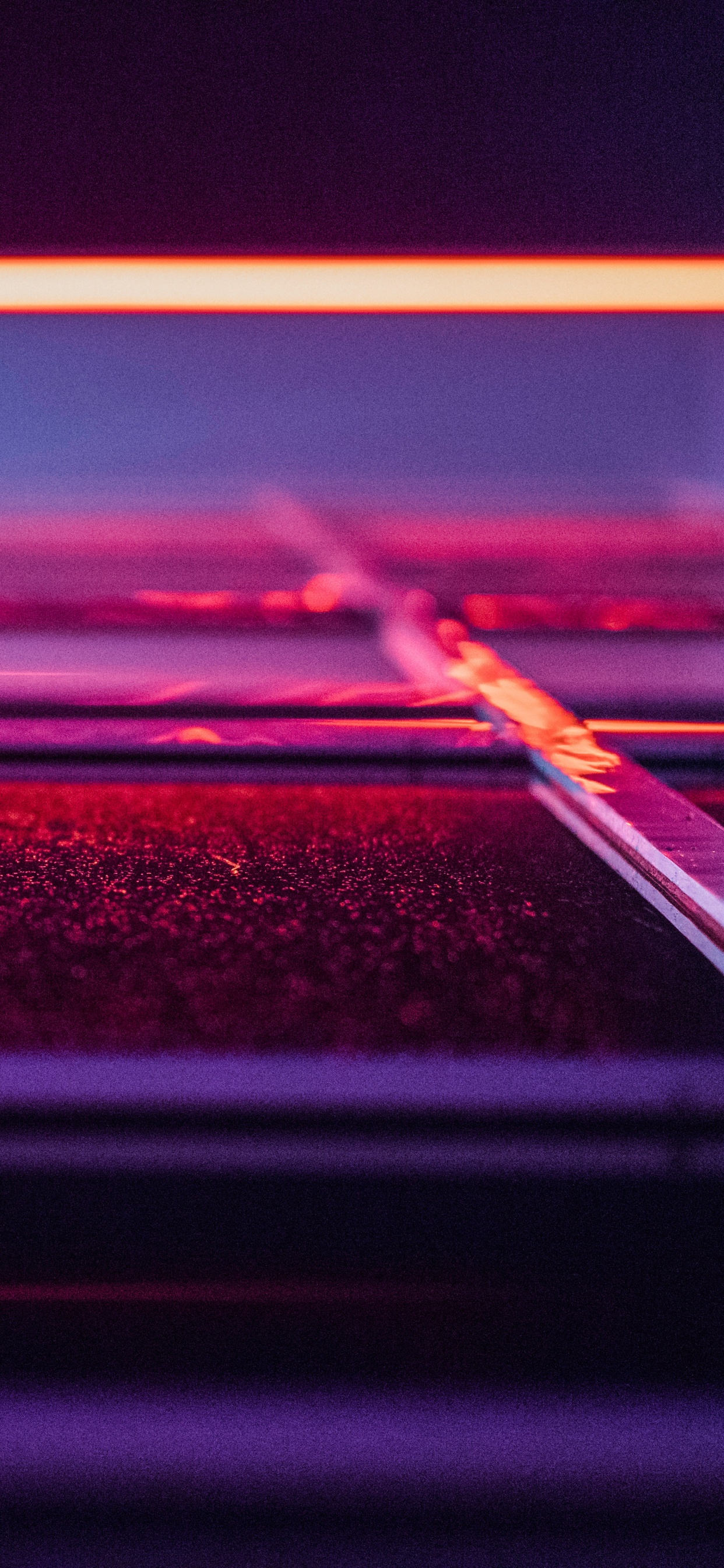 Rot- Und Schwarzlicht im Dunklen Raum. Wallpaper in 1242x2688 Resolution