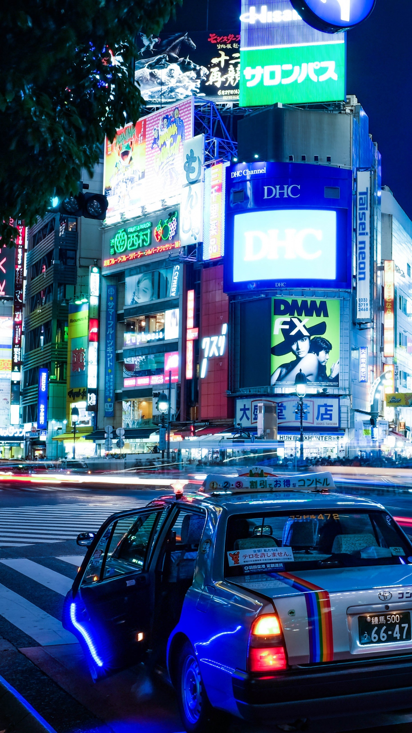 Autos Auf Der Straße in Der Nähe Von Gebäuden Während Der Nacht. Wallpaper in 1440x2560 Resolution