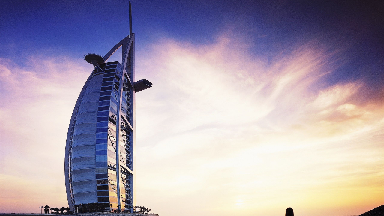 Hombre y Mujer de Pie en la Playa Durante el Día. Wallpaper in 1280x720 Resolution