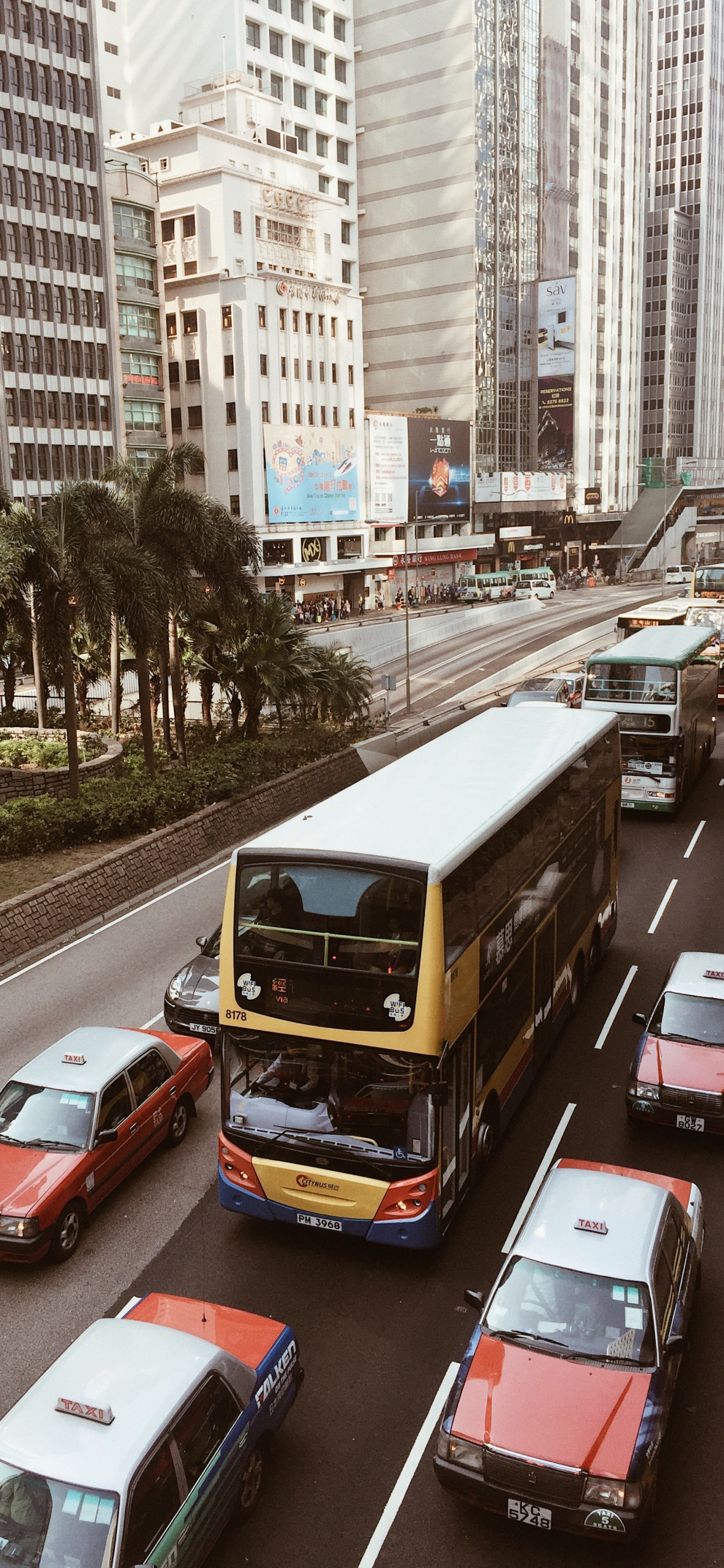 Hong Kong, Roi, Transport, Feu de Stationnement Automobile, Tour de Bloc. Wallpaper in 1242x2688 Resolution