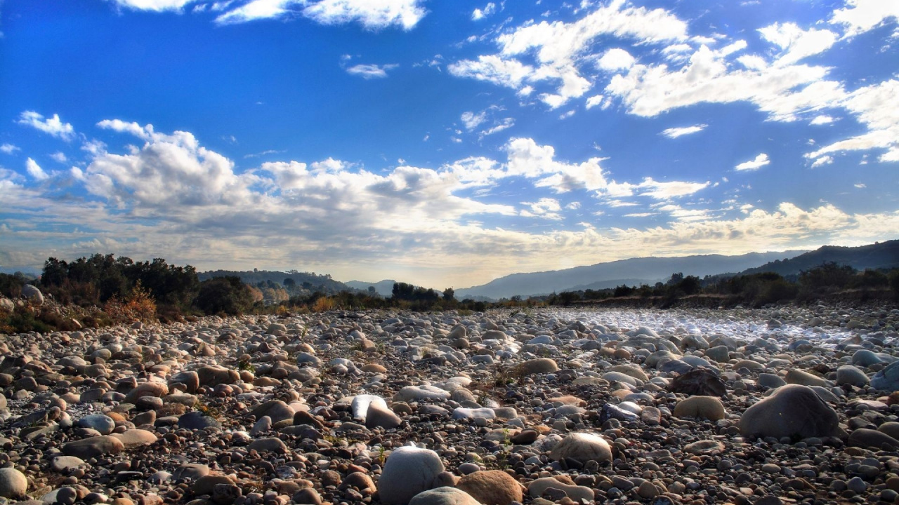 Gray and Black Stones on Seashore Under Blue Sky During Daytime. Wallpaper in 1280x720 Resolution