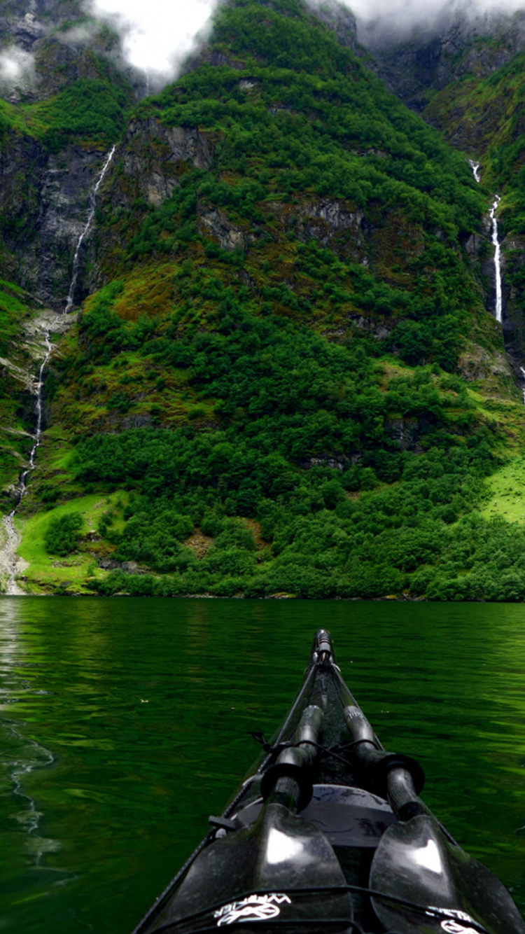 Bateau Noir Sur un Plan D'eau Près de la Montagne Pendant la Journée. Wallpaper in 750x1334 Resolution