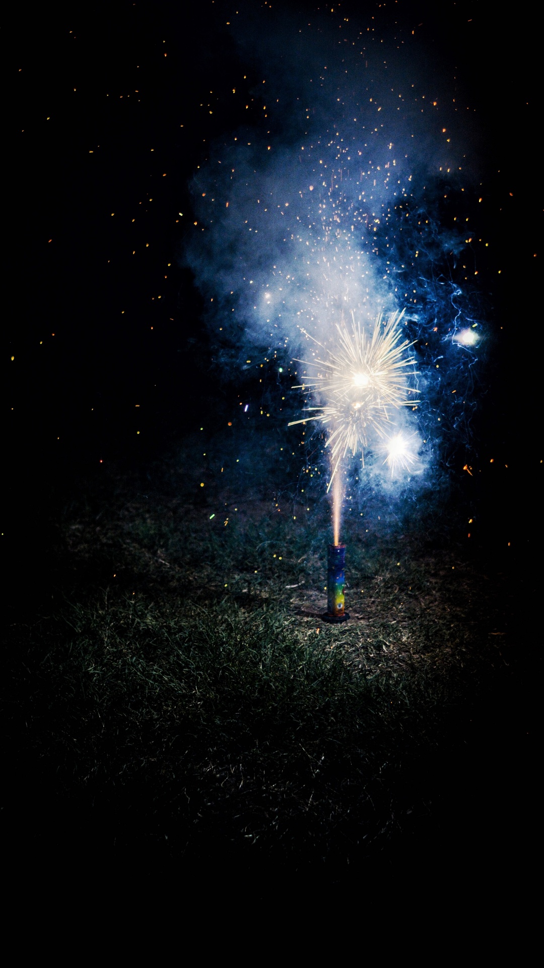 Feuerwerk, Wasser, Nacht, Mitternacht, Raum. Wallpaper in 1080x1920 Resolution