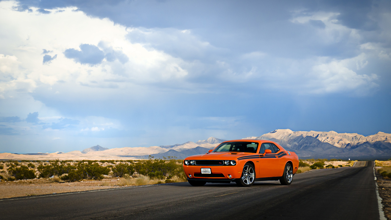 Orangefarbener Chevrolet Camaro Tagsüber Unterwegs. Wallpaper in 1280x720 Resolution