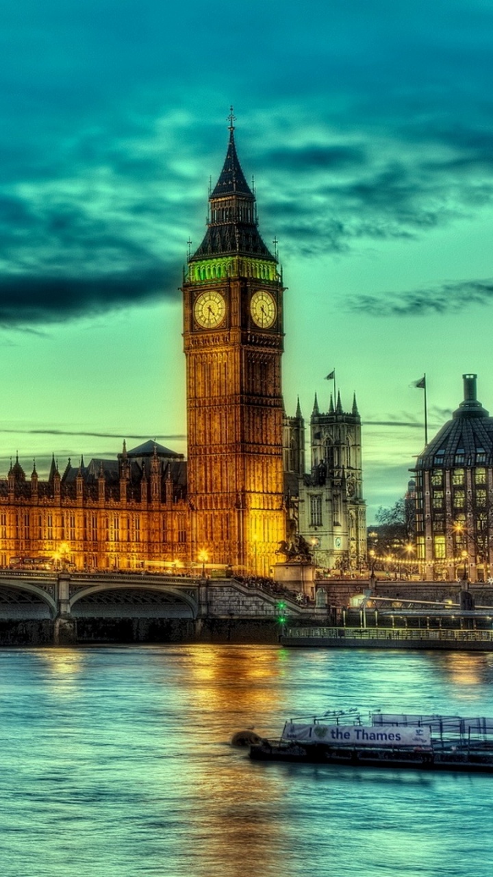 Braunes Betongebäude in Der Nähe Eines Gewässers Tagsüber. Wallpaper in 720x1280 Resolution