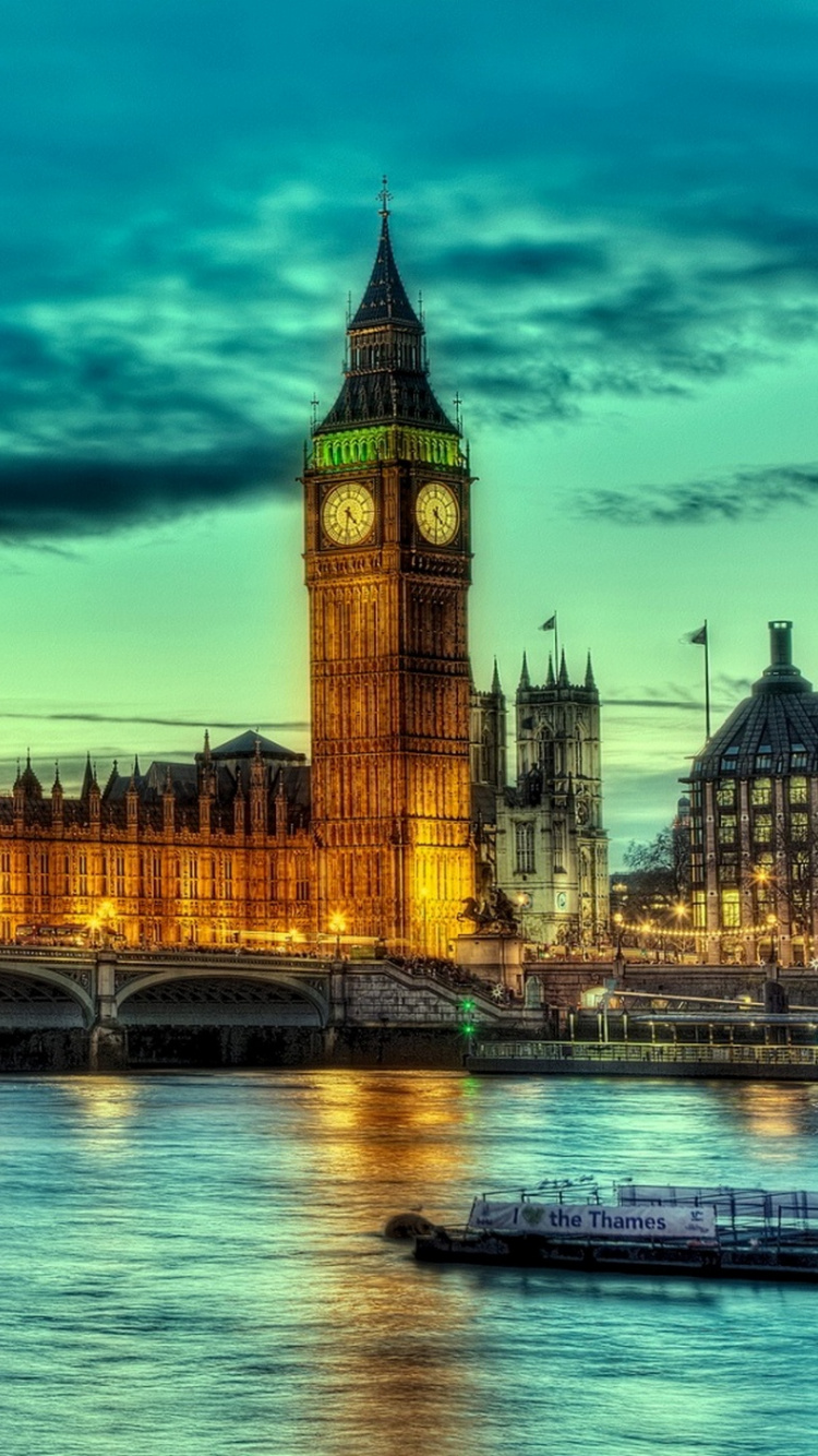 Braunes Betongebäude in Der Nähe Eines Gewässers Tagsüber. Wallpaper in 750x1334 Resolution