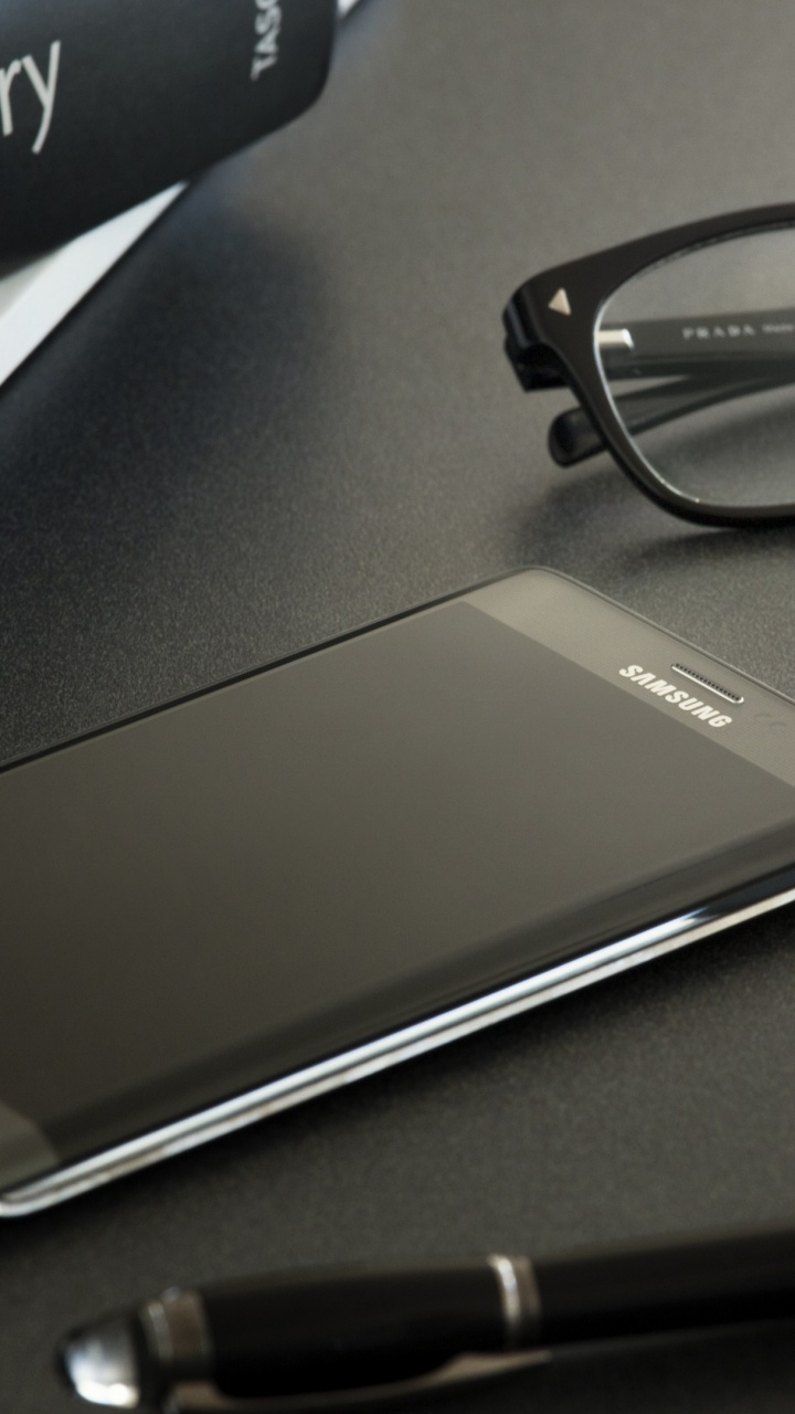 Anteojos Enmarcados Negros al Lado Del Teléfono Inteligente Samsung Android Negro. Wallpaper in 720x1280 Resolution