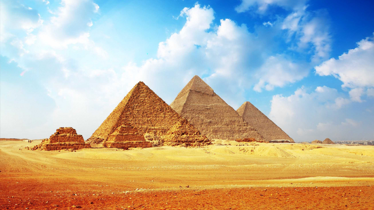 Pyramide Unter Blauem Himmel Und Weißen Wolken Tagsüber. Wallpaper in 1280x720 Resolution