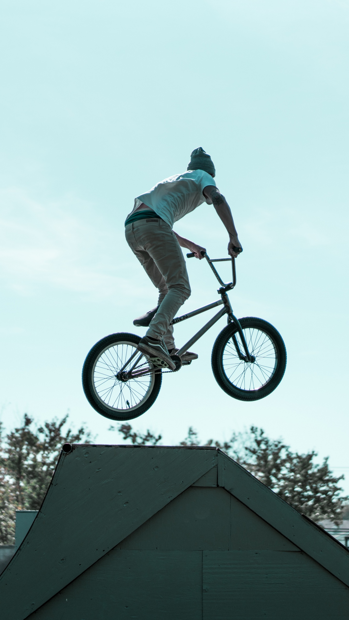 Hombre en Camisa Blanca Montando en Bicicleta. Wallpaper in 1440x2560 Resolution