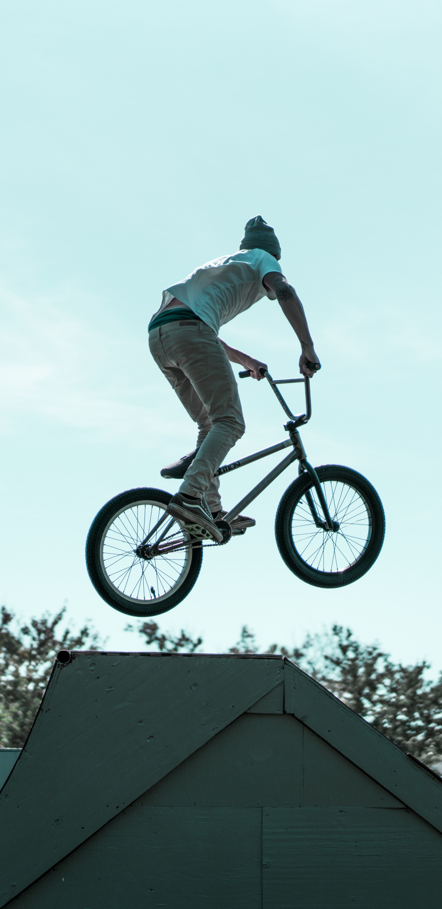 Hombre en Camisa Blanca Montando en Bicicleta. Wallpaper in 1440x2960 Resolution