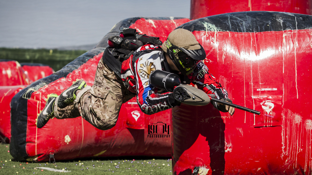 L'homme au Casque Noir Équitation Moto Rouge. Wallpaper in 1280x720 Resolution