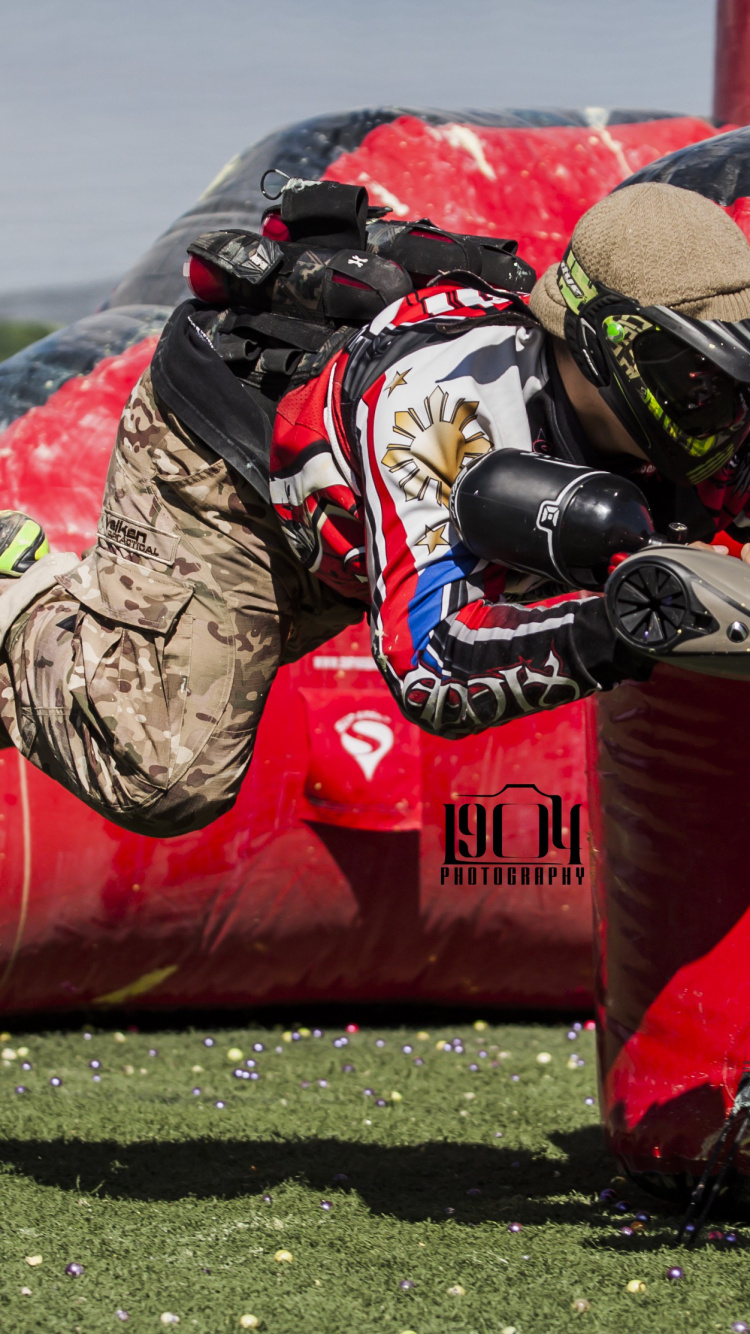 L'homme au Casque Noir Équitation Moto Rouge. Wallpaper in 750x1334 Resolution