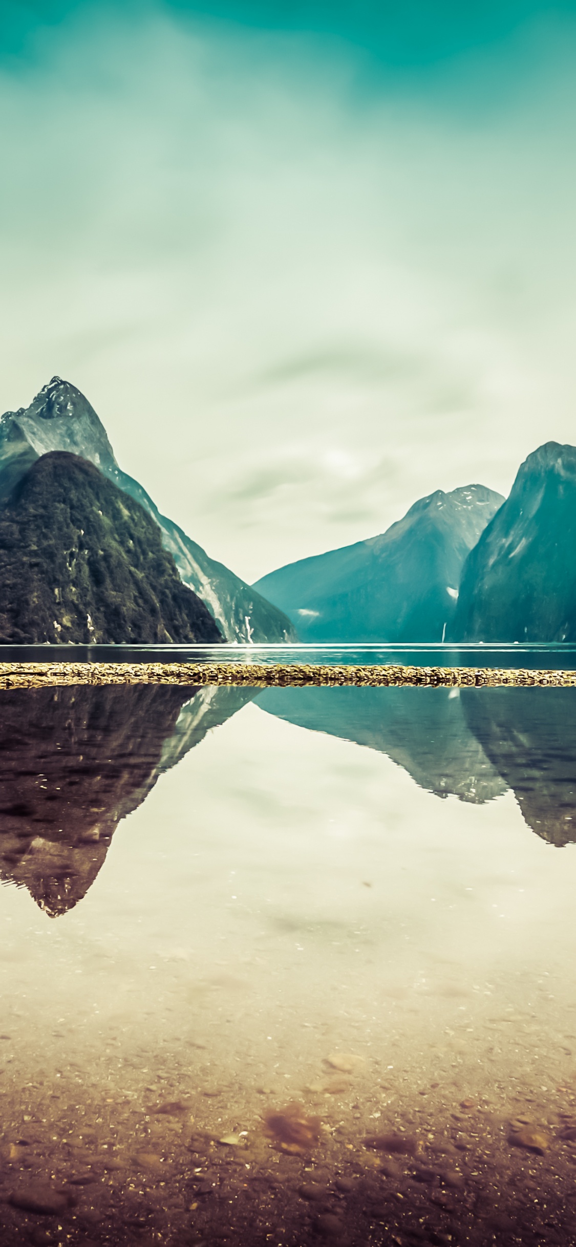 Gewässer in Der Nähe Des Berges Unter Blauem Himmel Tagsüber. Wallpaper in 1125x2436 Resolution