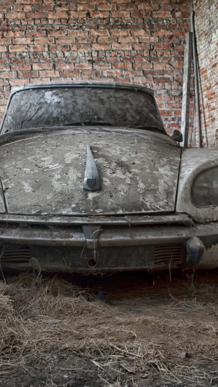 Voiture Blanche Classique Garée à Côté du Mur de Briques Brunes. Wallpaper in 720x1280 Resolution