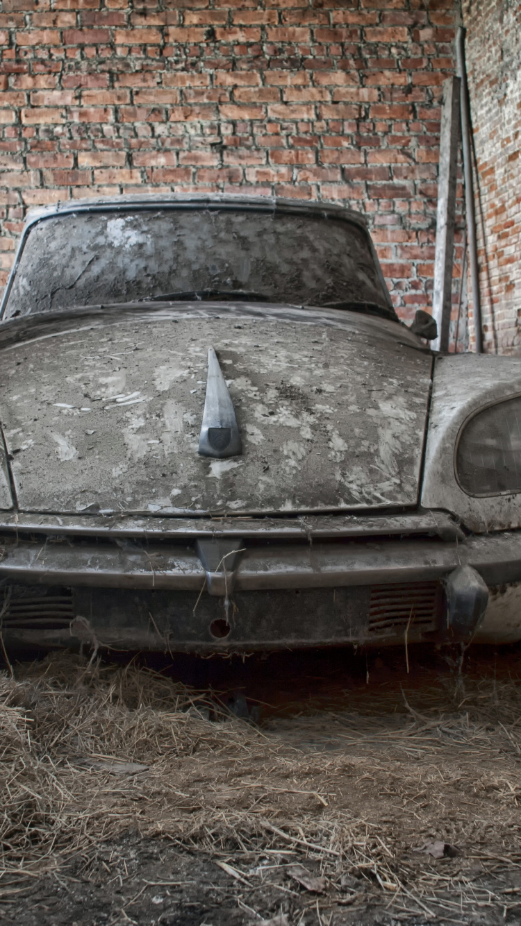 Voiture Blanche Classique Garée à Côté du Mur de Briques Brunes. Wallpaper in 750x1334 Resolution