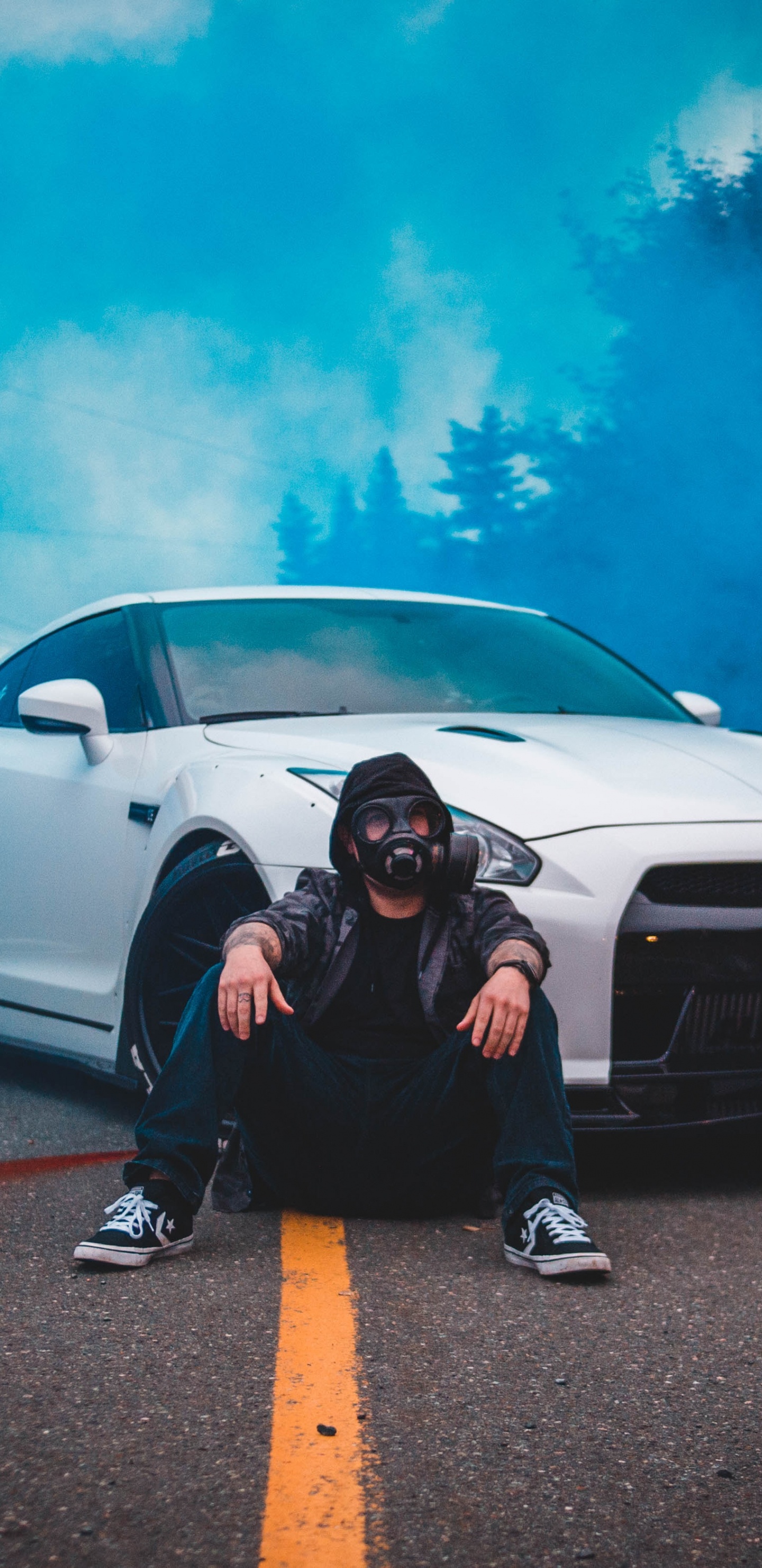 Hombre Con Chaqueta Negra Sentado al Lado de un Coche Blanco. Wallpaper in 1440x2960 Resolution